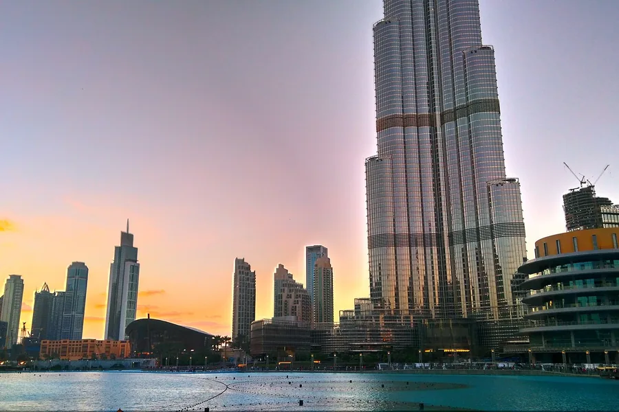 Бурдж-Халифа, смотровая «At the Top» — центр Дубая, вход из Dubai Mall; из Шарджи 40–60 минут, из Абу-Даби полтора часа
