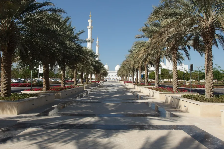 Мечеть шейха Зайда в Абу-Даби — 140 км от Дубая, полтора часа; обычно целый день с набережной Корниш